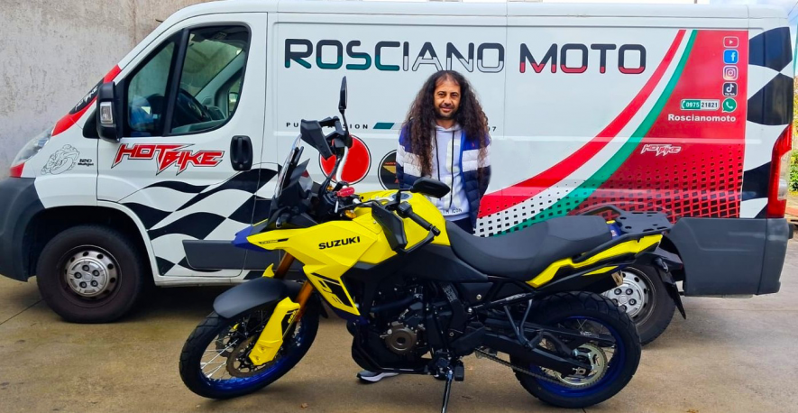 Foto della consegna della Suzuki V-Strom 800 al nostro cliente Mario di Teggiano con Rosciano Moto.
